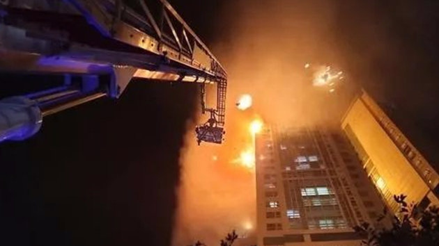 消防知識 丨 全樓在燃燒！33層建筑深夜起火，高層火災(zāi)到底該如何逃生？