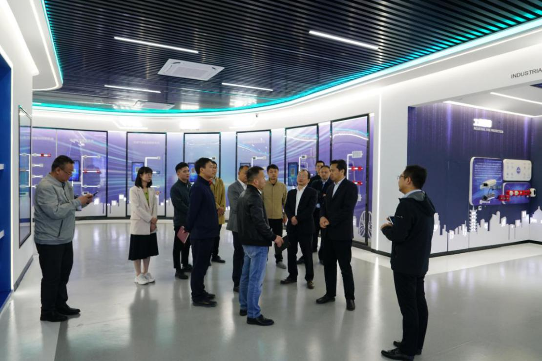 安徽省數(shù)據(jù)資源管理局黨組成員、副局長(zhǎng) 王愛學(xué)一行調(diào)研依愛消防